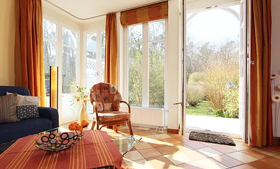 Blick vom Wohnzimmer auf die Terrasse