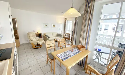 Küchenzeile mit Esstisch