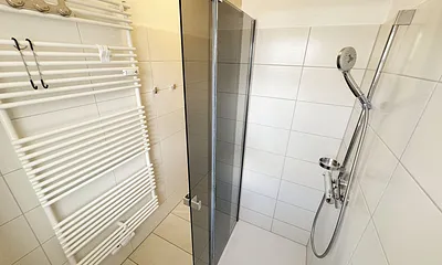 Badezimmer mit Dusche