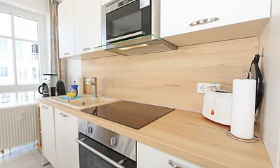 Küchenzeile mit Backofen