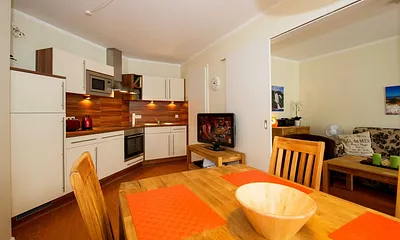 Küchenzeile mit Esstisch