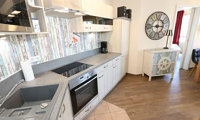 Küchenzeile mit Backofen