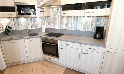 Küchenzeile mit Mikrowelle