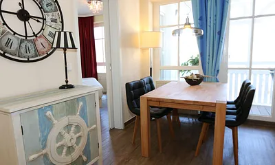 Essplatz mit Zugang zum Balkon