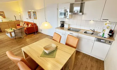 Küchenzeile mit angrenzendem Essplatz