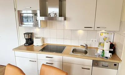 Küchenzeile mit Mikrowelle