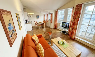 Wohnbereich mit Zugang zum Balkon