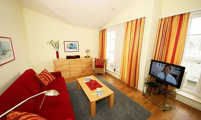 Wohnbereich mit gemütlicher Couch