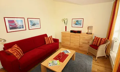 Wohnbereich mit Kommode und Radio