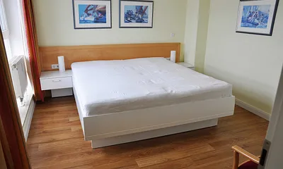 Schlafzimmer mit Doppelbett