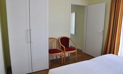Schlafzimmer mit Kleiderschrank