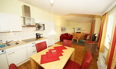 Esstisch mit Küchenzeile