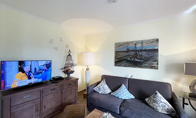 Wohnbereich mit gemütlichem Sofa