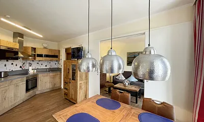 Moderner Küchen-und Essbereich für vier Personen