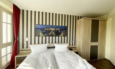 Schlafzimmer mit Dippelbett