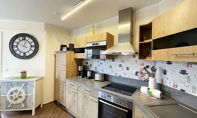 Moderne Küchenzeile mit Backofen