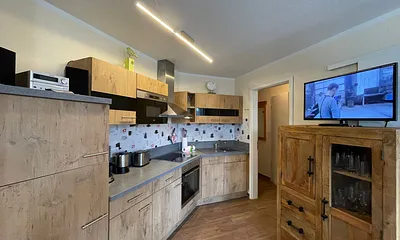 Moderne Küchenzeile mit Ceranfeld