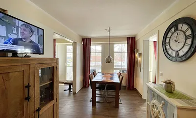 Moderner Küchen-und Essbereich für vier Personen