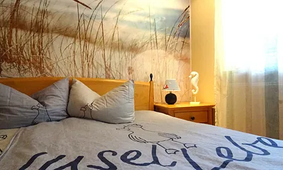 Schlafzimmer mit Doppelbett