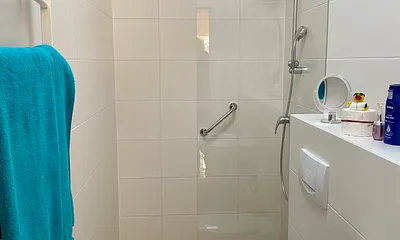 Modernes Duschbad mit Fussbodenheizung