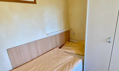 Kleines Schlafzimmer mit getrennten Betten