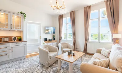 Wohn- und Kochbereich mit angrenzendem Wintergarten