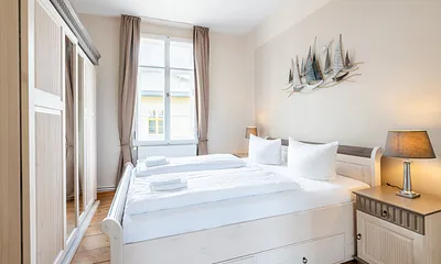 Schlafzimmer mit Doppelbett