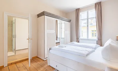 Schlafzimmer mit angrenzendem Bad