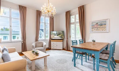 Wohn- und Essbereich mit angrenzendem Wintergarten