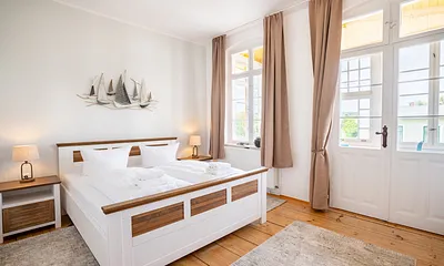 1. Schlafzimmer mit Doppelbett und angrenzendem Wintergarten