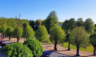 Blick vom Balkon auf die Lindenstraße, vorzügliche Lage