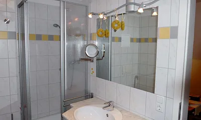 Duschbad mit Mamorwaschtisch