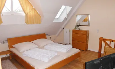 Großzügiger Schlafraum auf der Empore mit zweitem Fernseher