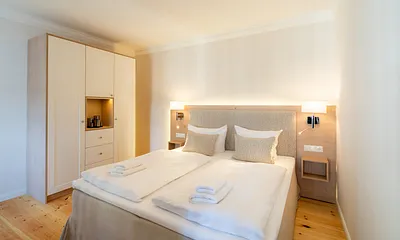 Schlafzimmer mit Doppelbett