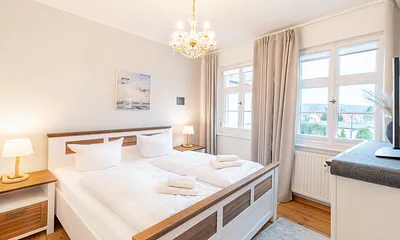 Schlafzimmer mit Doppelbett 