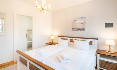 Schlafzimmer mit Doppelbett 