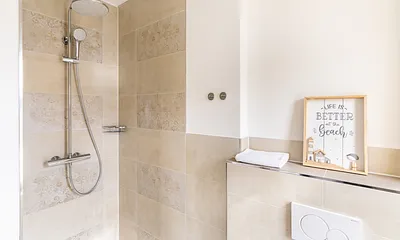 Badezimmer mit Dusche