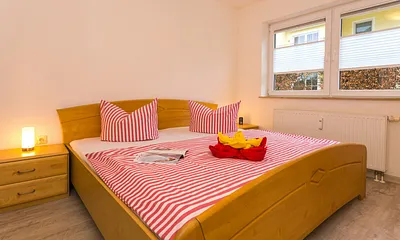 Schlafzimmer mit Doppelbett 2*2m