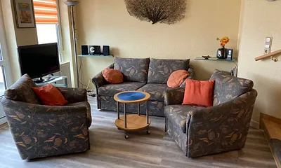 komfortable und großzügige Sitzecke im Wohnzimmer mit Flat-Screen