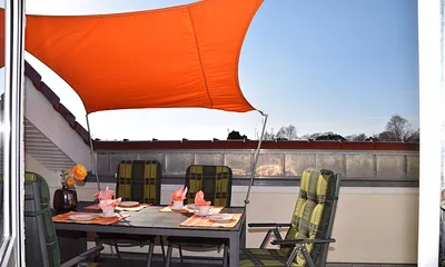 Ein großzügiges Sonnensegel bietet Schatten an den vielen sonnigen Tagen