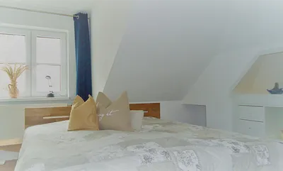1. Schlafzimmer mit Doppelbett 180x200cm und Verdunklungsschal