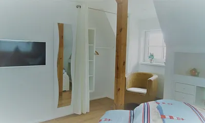 2. Schlafzimmer mit seitlichem Meerblick, Verdunkelungsrollos und TV