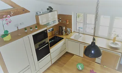 komfortable Küche mit Esstisch