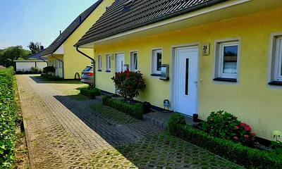 Außenansicht mit Stellplatz für 2 kostenlosen  Parkplätzen