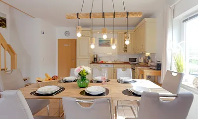 Küchenbereich mit Ceranfeld, Geschirrspüler, Kühlschrank,