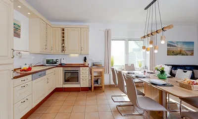 Küche mit Backofen ,Mikrowelle und Küchen Utensilien 