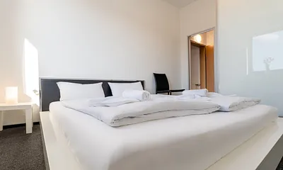 Schlafzimmer mit Doppelbett