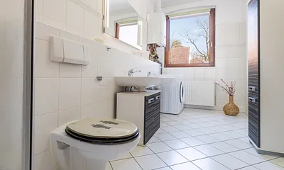 Bad mit Dusche und Waschmaschine