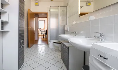 Bad mit Dusche und Waschmaschine
