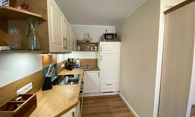 offene Eck-Küchenzeile mit Kühlschrank mit Gefrierfach, Geschirrspüler, 4 Zonen Ceranfeld mit Backofen, Mikrowelle, Kaffeemaschine und zusätzlich einer Nespresso Kapsel-Maschine,Toaster & Wasserkocher